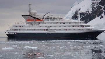 Лайнер, потерпевший аварию возле Антарктиды, направился в порт Ушуайа