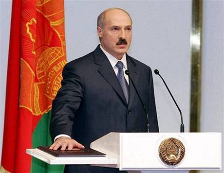 Лукашенко пообещал белорусам зарплату в тысячу долларов и дружбу с Россией