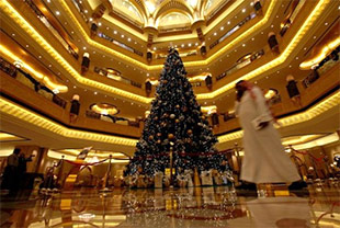 Отель в Абу-Даби поставил самую дорогую в мире елку